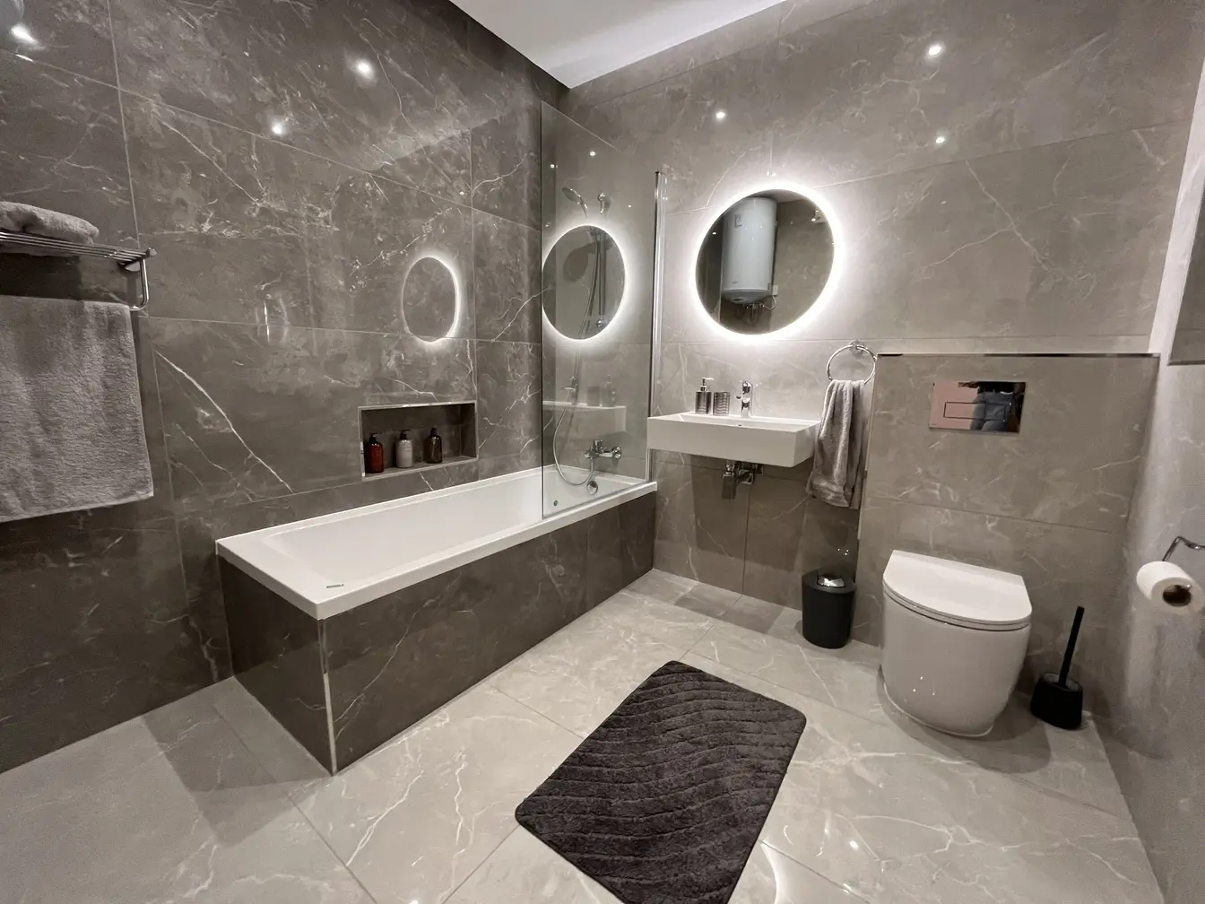 An image of Full Bathroom 1