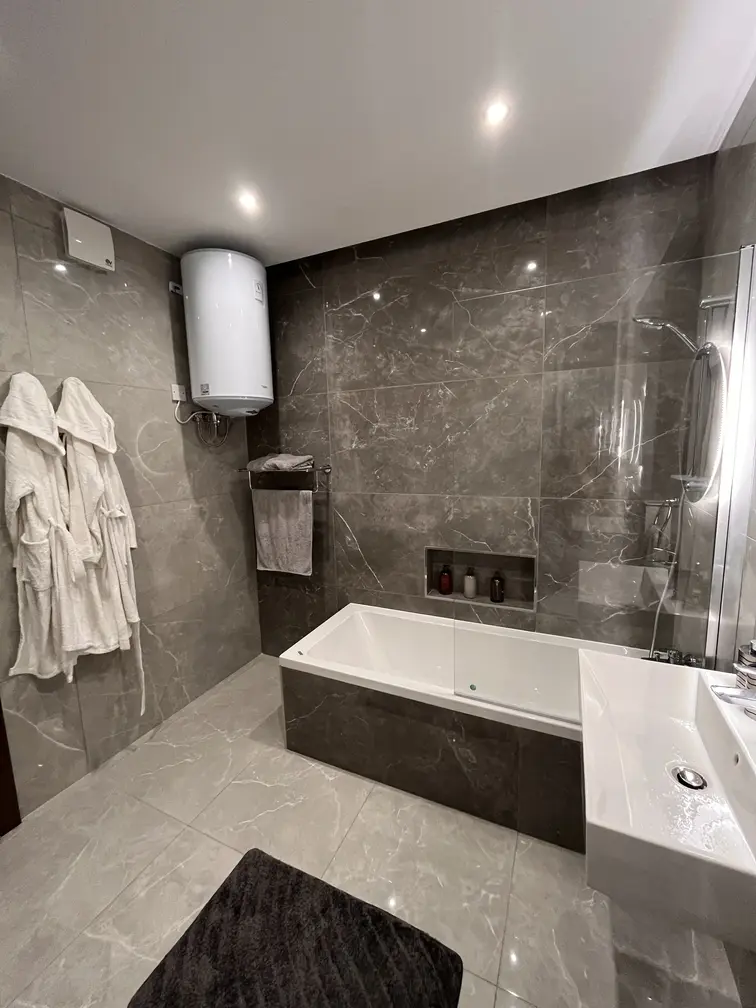 An image of Full Bathroom 1